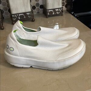 WOMEN'S OOMG EEZEE LOW SHOE OOFOS pull on size 8